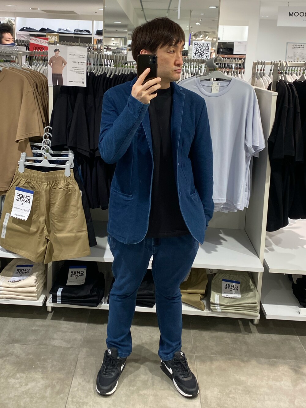 ブラック系のスウェット、ブルー系のテーラードジャケット、ブルー系のスウェットパンツを着用したメンズの春コーディネートの3枚目の写真