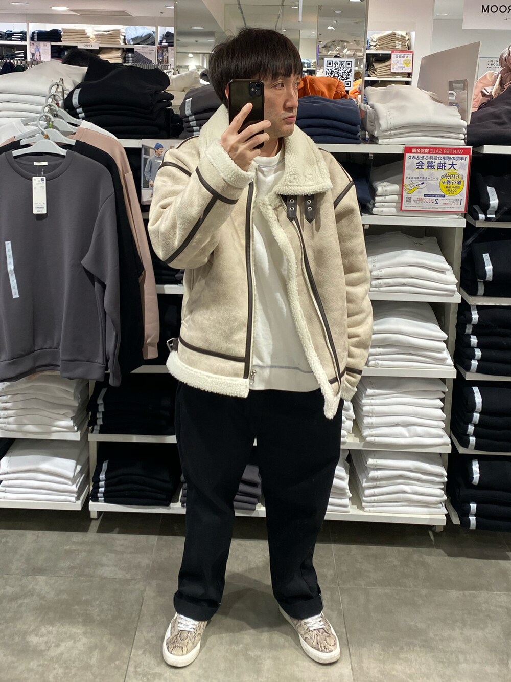 ホワイト系のブルゾン、その他のスニーカー、ブラック系のチノパンツを着用したメンズの冬コーディネートの3枚目の写真