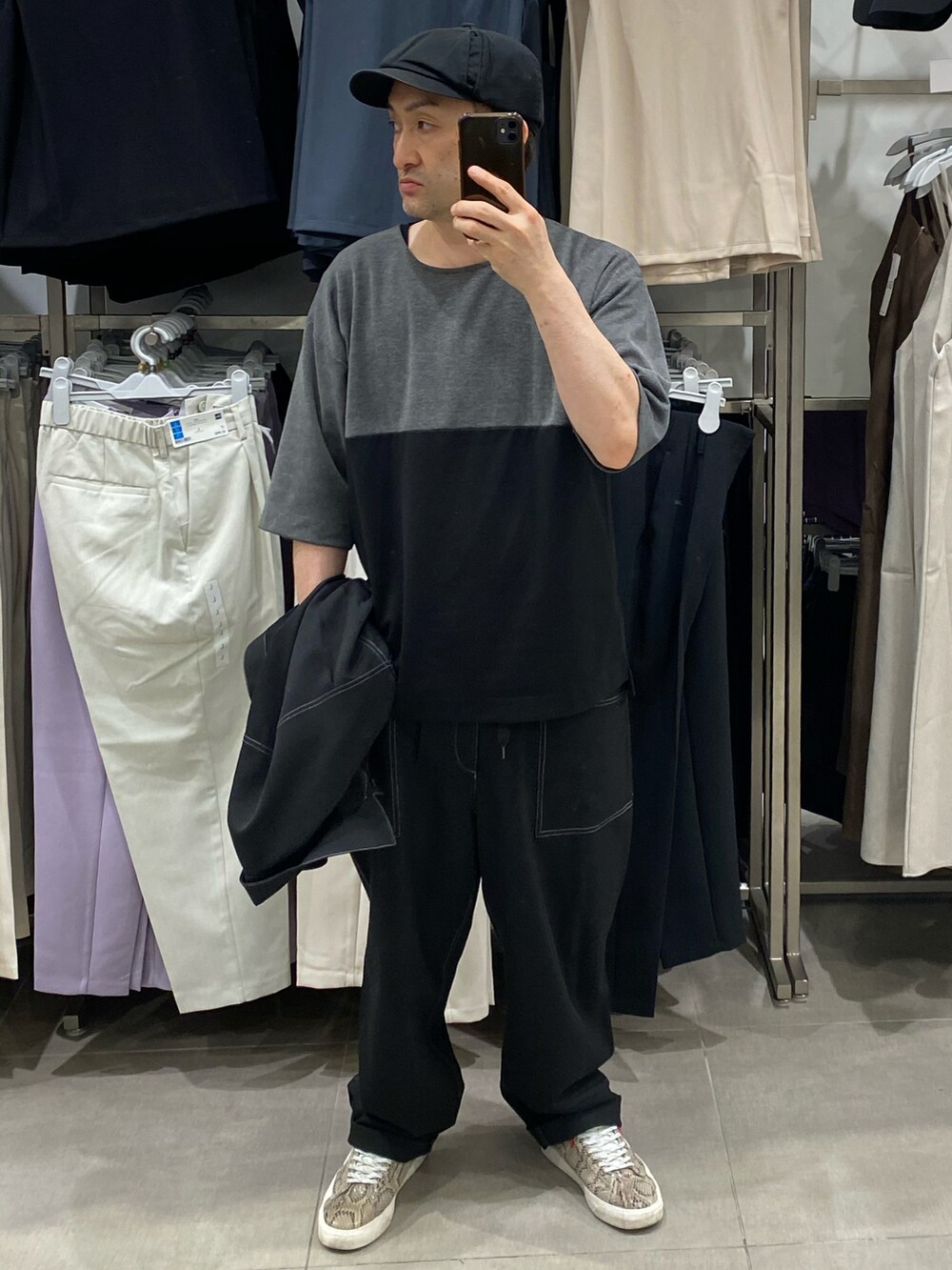 ブラック系のTシャツ/カットソー、ブラック系のセットアップ、その他のスニーカーを着用したメンズの夏コーディネートの5枚目の写真