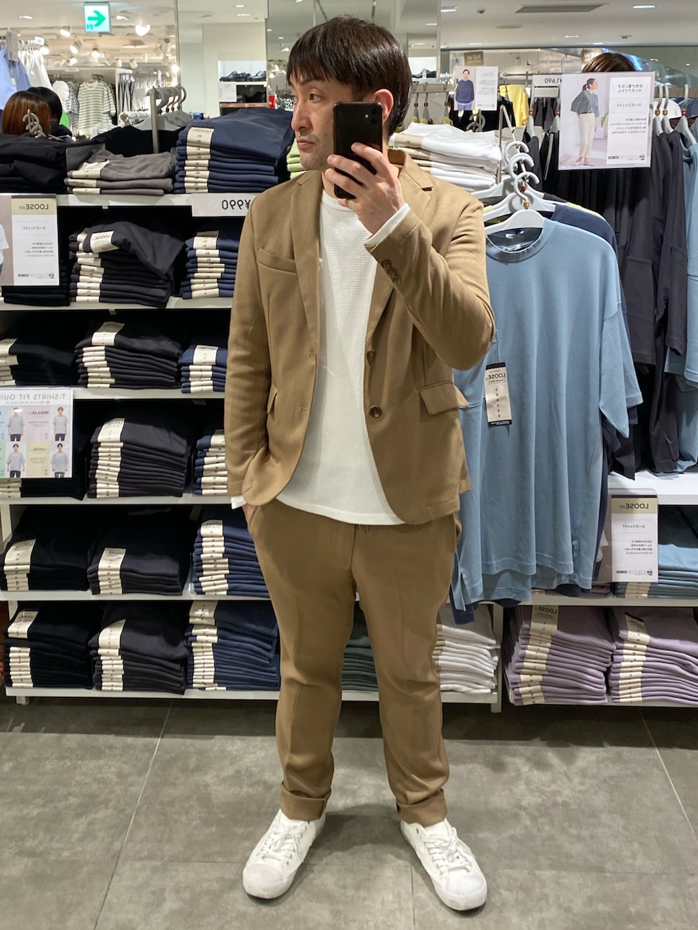 ブラウン系のテーラードジャケット、ホワイト系のTシャツ/カットソー、ホワイト系のスニーカーを着用したメンズの春コーディネートの2枚目の写真