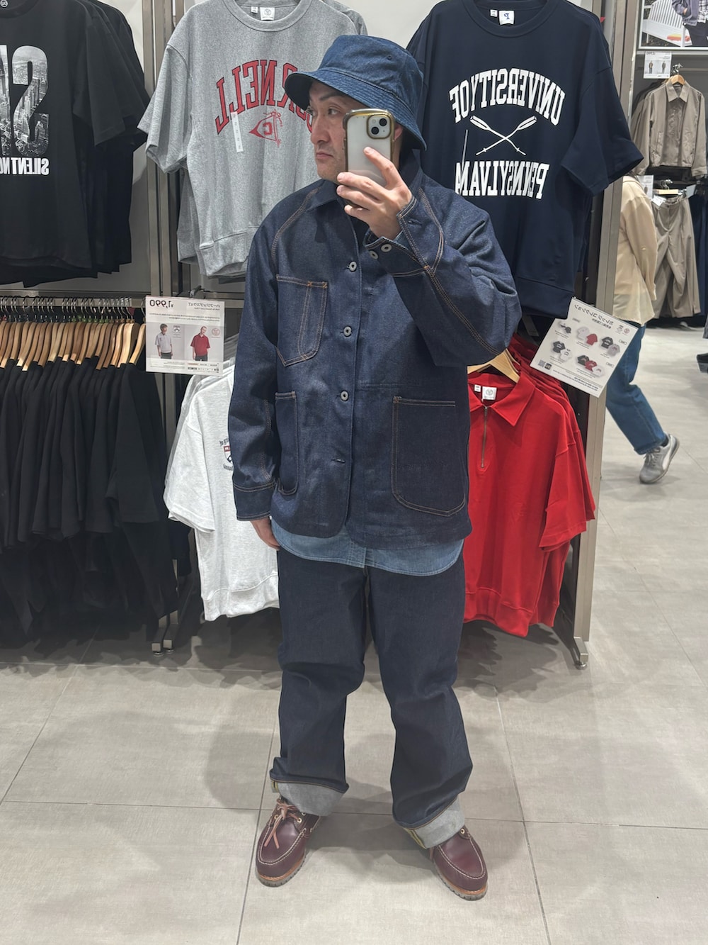 ブラウン系のモカシン/デッキシューズ、ブルー系のデニムジャケット、ブルー系のデニムパンツを着用したメンズの夏コーディネートの2枚目の写真