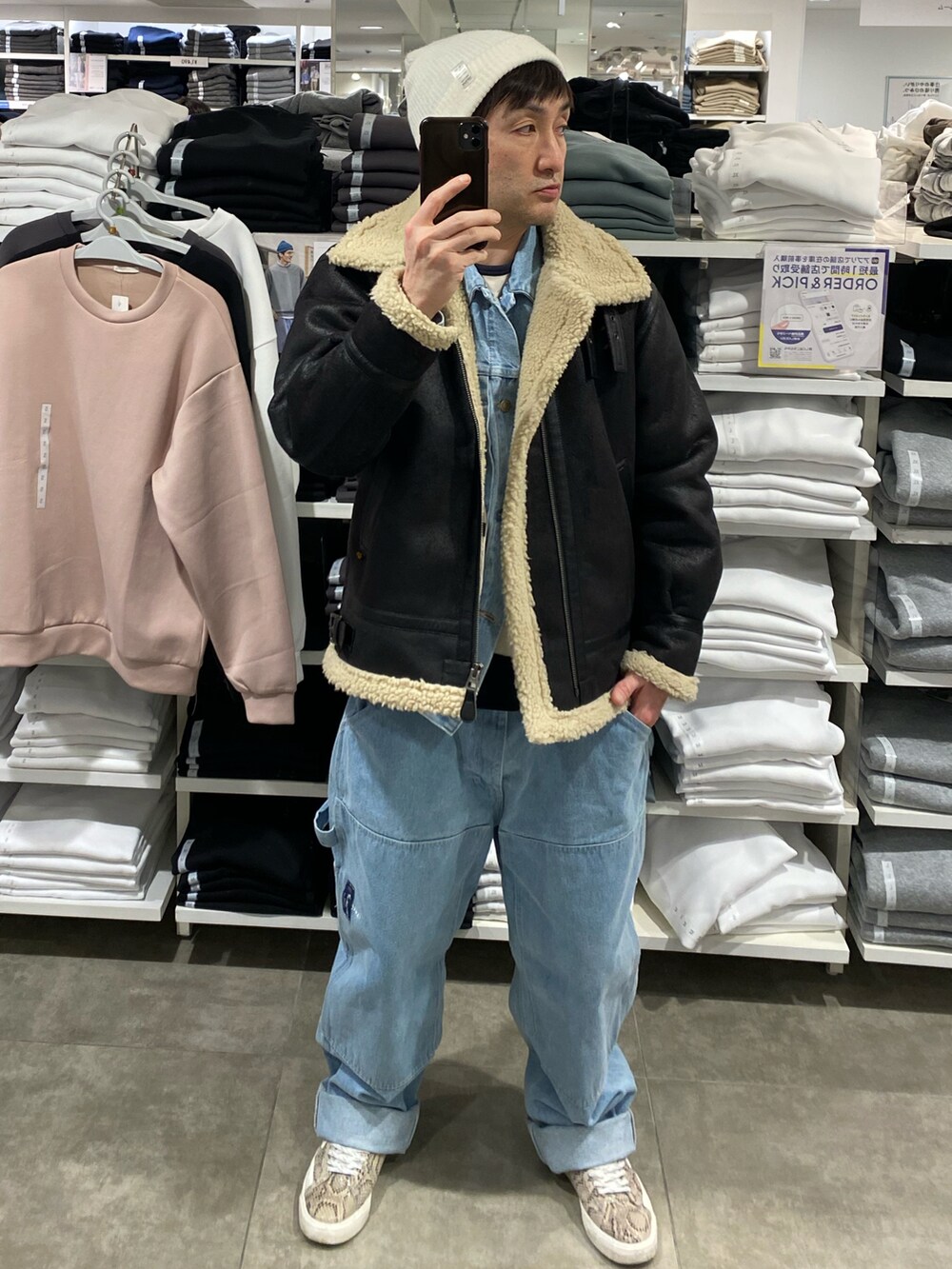 ブラック系のその他アウター、ブルー系のその他パンツ、その他のスニーカーを着用したメンズの冬コーディネートの2枚目の写真