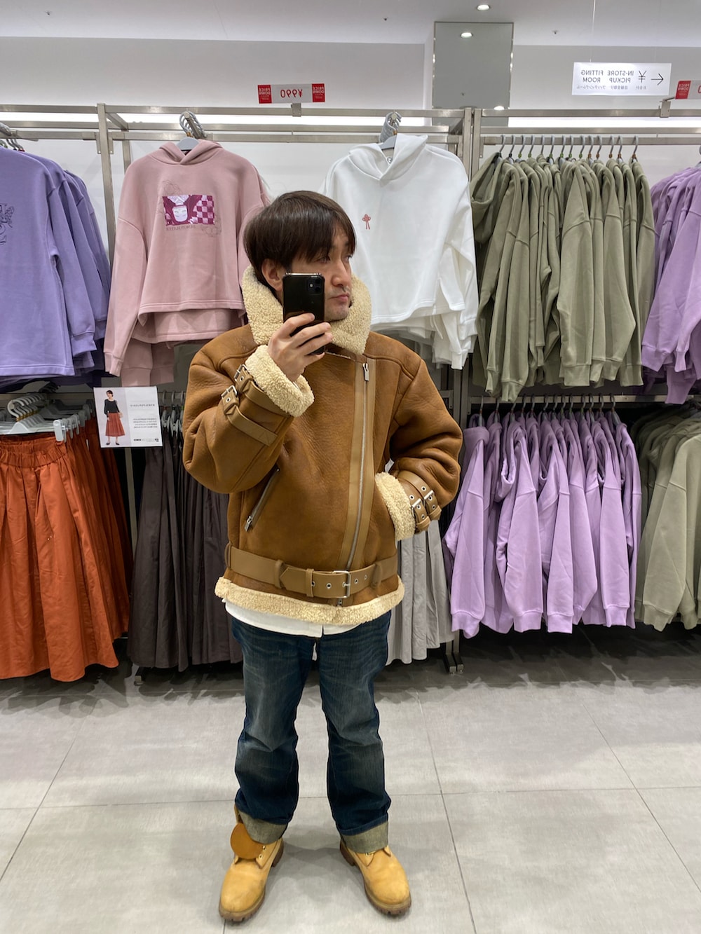 ブルー系のデニムパンツ、ベージュ系のブーツ、ブラウン系のムートンコートを着用したメンズの冬コーディネートの3枚目の写真