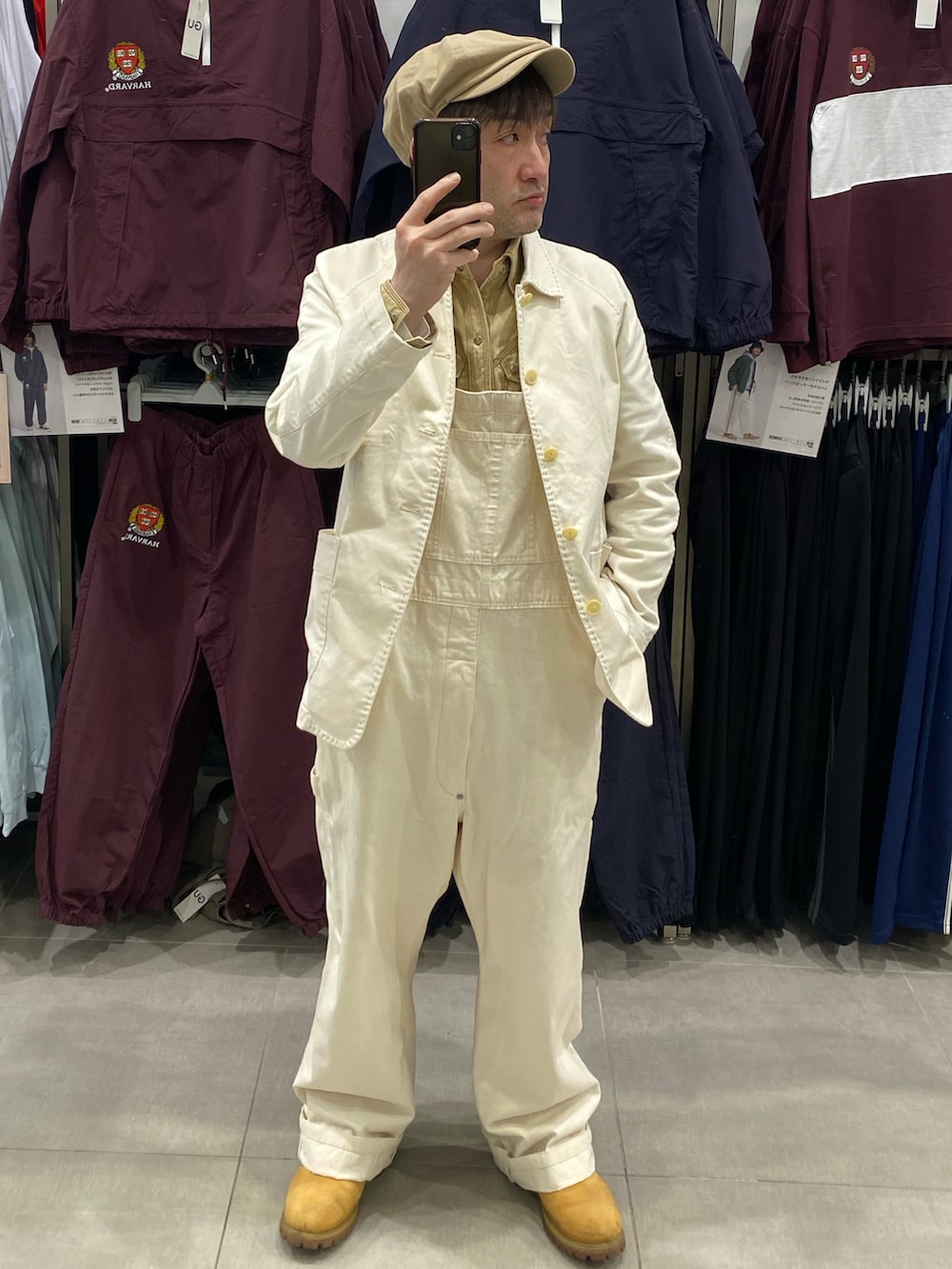 ホワイト系のカバーオール、ホワイト系のサロペット/オーバーオール、ベージュ系のブーツを着用したメンズの春コーディネートの2枚目の写真