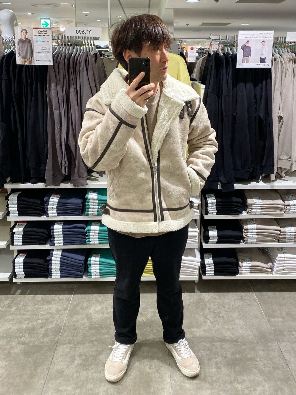 ブラウン系のスウェット、ブラック系のその他パンツ、ベージュ系のスニーカーを着用したメンズの冬コーディネートの2枚目の写真