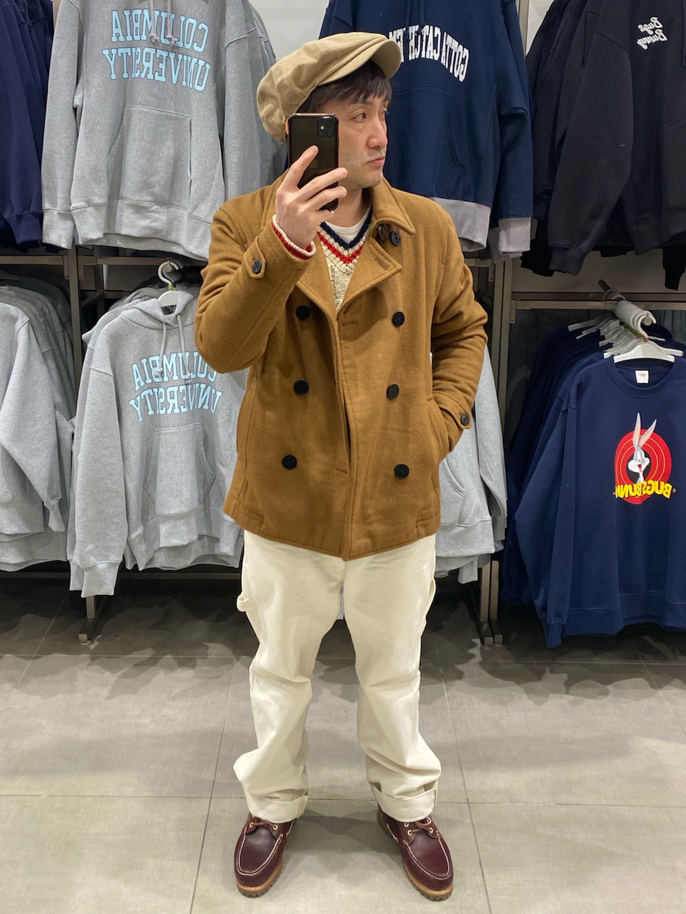 ブラウン系のピーコート、ホワイト系のニット/セーター、ホワイト系のその他パンツを着用したメンズの冬コーディネートの2枚目の写真