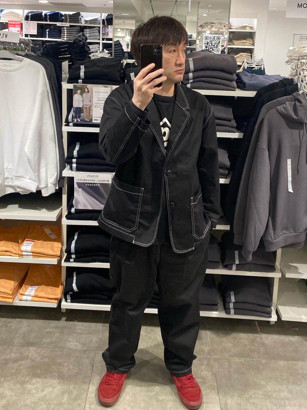 ブラック系のテーラードジャケット、ブラック系のその他パンツ、レッド系のスニーカーを着用したメンズの春コーディネートの3枚目の写真