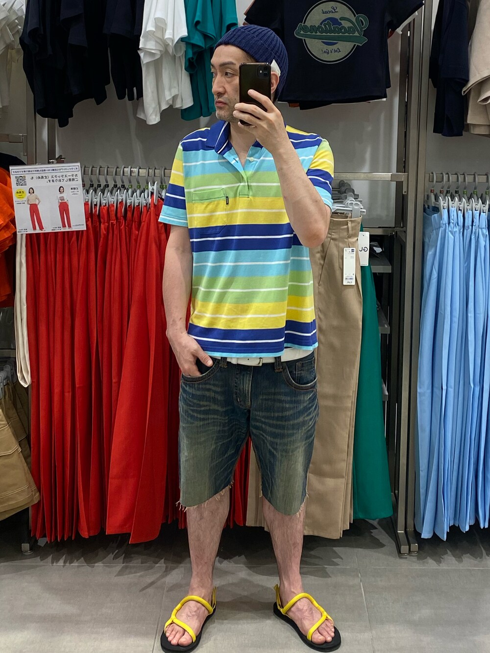 イエロー系のサンダル、その他のポロシャツ、ブルー系のニットキャップ/ビーニーを着用したメンズの夏コーディネートの2枚目の写真