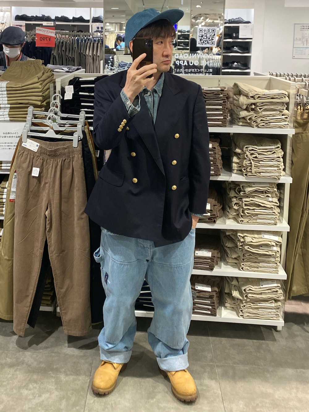 ブルー系のテーラードジャケット、ブラック系のショルダーバッグ、ブルー系のその他パンツを着用したメンズの秋コーディネートの4枚目の写真