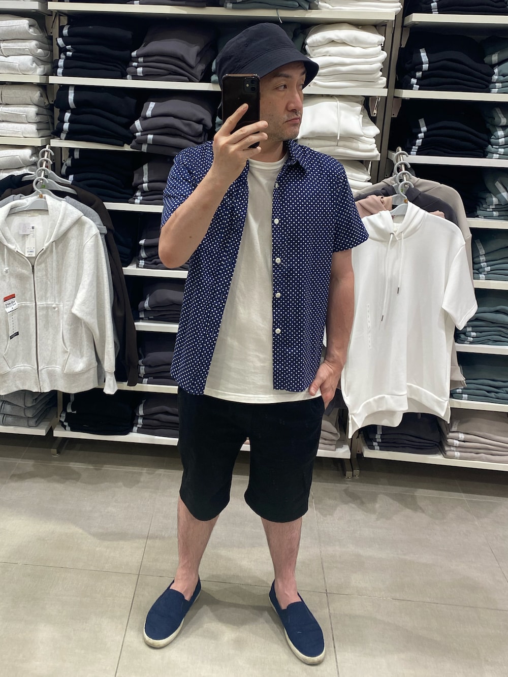 「おしゃれさんと繋がりたい、おやじコーデ、ハット、バケットハット、半袖シャツ、半ズボン、ハーフパンツ、スリッポン」｜「temptationのアイテム（シャツ/ブラウス、ブルー系）」を使った、hiroさん（メンズ・165cm）の夏コーディネートの2枚目の写真