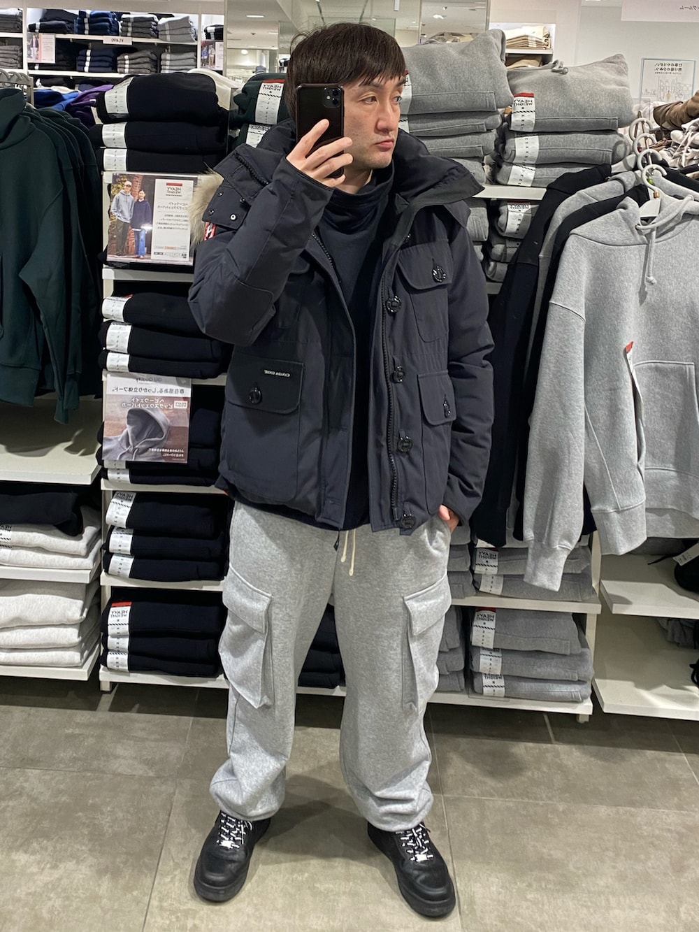 ブルー系のダウンジャケット/コート、グレー系のスウェットパンツ、ブラック系のスニーカーを着用したメンズの冬コーディネートの5枚目の写真
