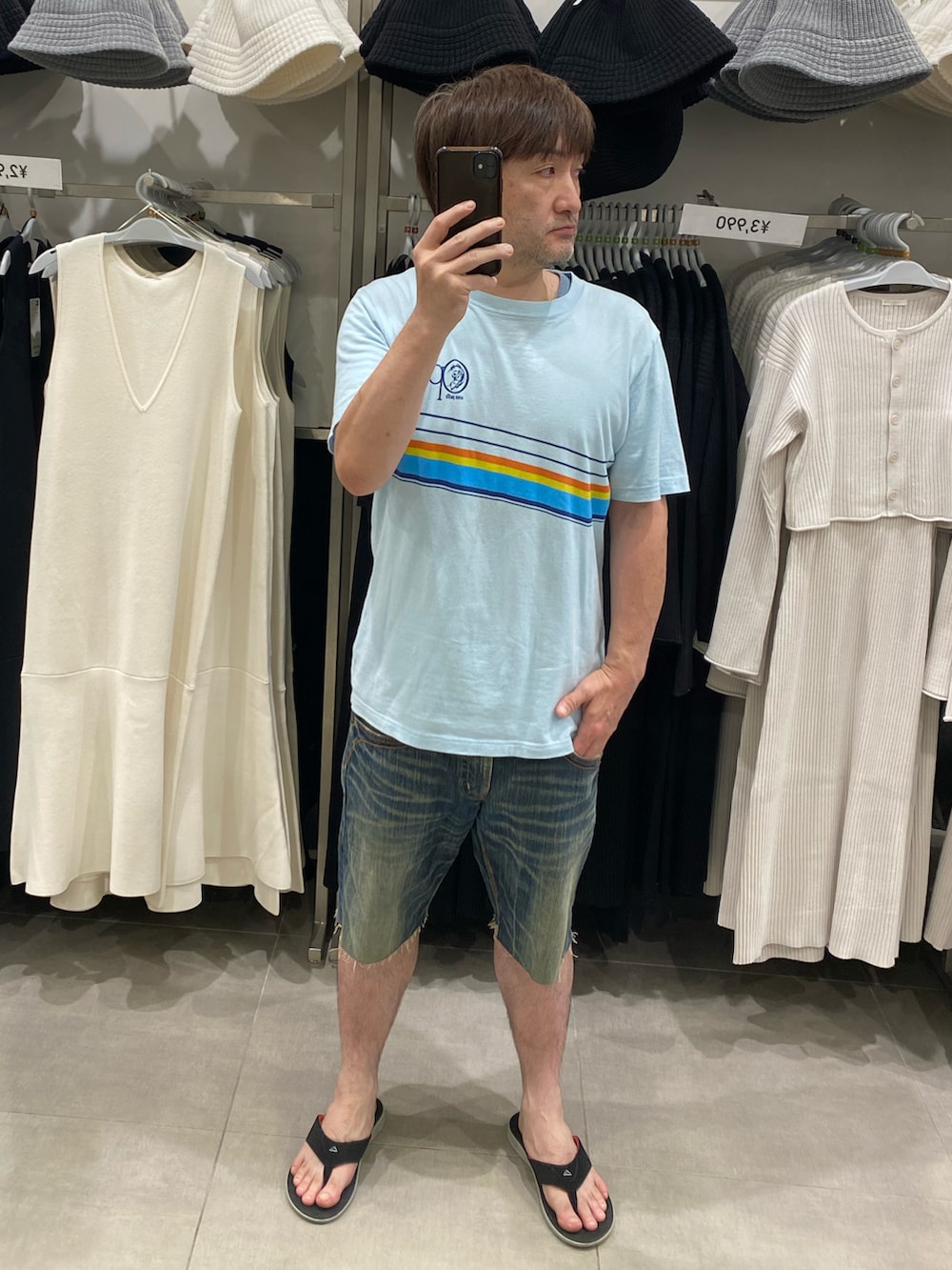 ブルー系のTシャツ/カットソー、ブラック系のビーチサンダル、ブルー系のハットを着用したメンズの秋コーディネートの3枚目の写真