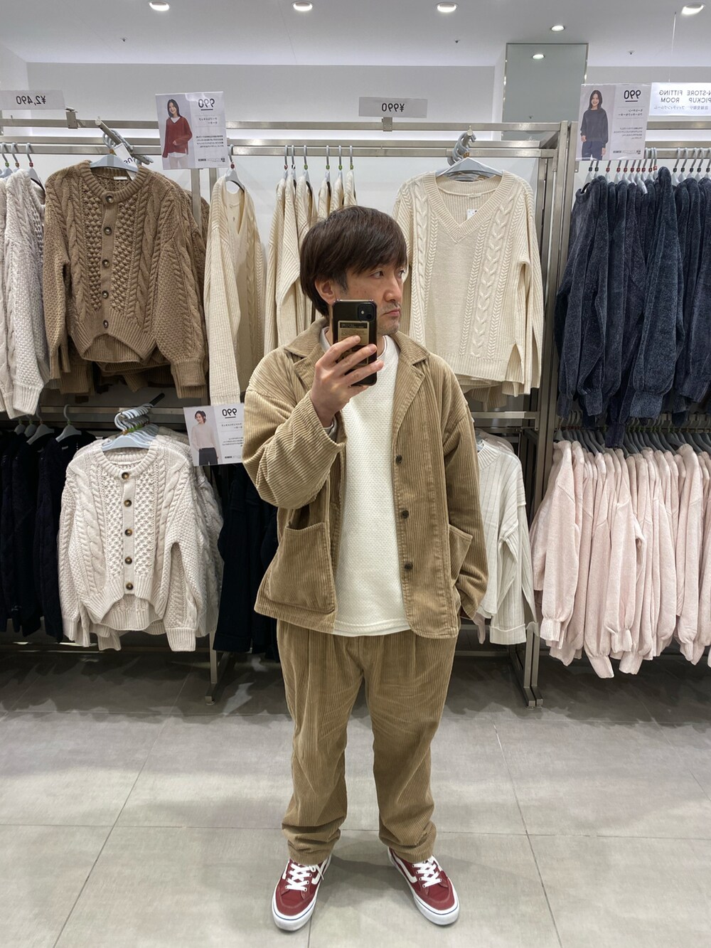 「スニーカー、セットアップ、コーデュロイ、キャップ、笑顔の連鎖反応、おしゃれさんと繋がりたい、おやじコーデ、笑顔拡散、ひとりセットアップ祭、STOP 誹謗中傷、WEARは皆の拠り所、笑顔の輪を繋ごう、繋ごう素敵な心の声を、名前を呼ぶよ🐸」｜「Portのアイテム（キャップ、ベージュ系）」を使った、hiroさん（メンズ・165cm）の秋コーディネートの4枚目の写真