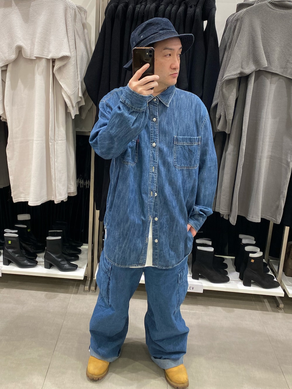 ベージュ系のブーツ、ブルー系のシャツ/ブラウス、ホワイト系のTシャツ/カットソーを着用したメンズの秋コーディネートの2枚目の写真