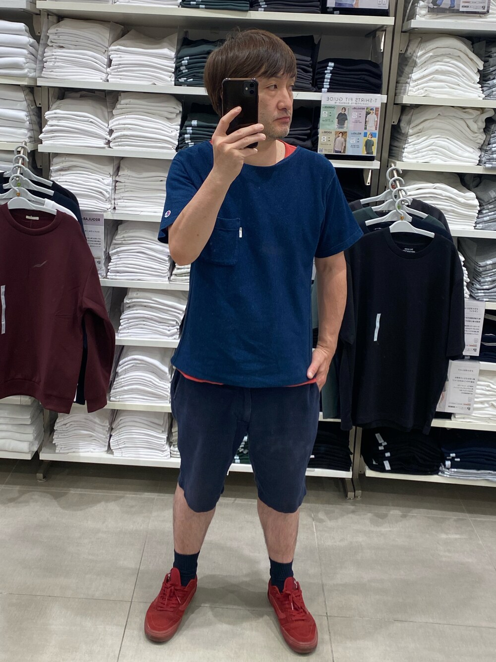 ブルー系のその他パンツ、レッド系のスニーカー、ブルー系のTシャツ/カットソーを着用したメンズの夏コーディネートの3枚目の写真