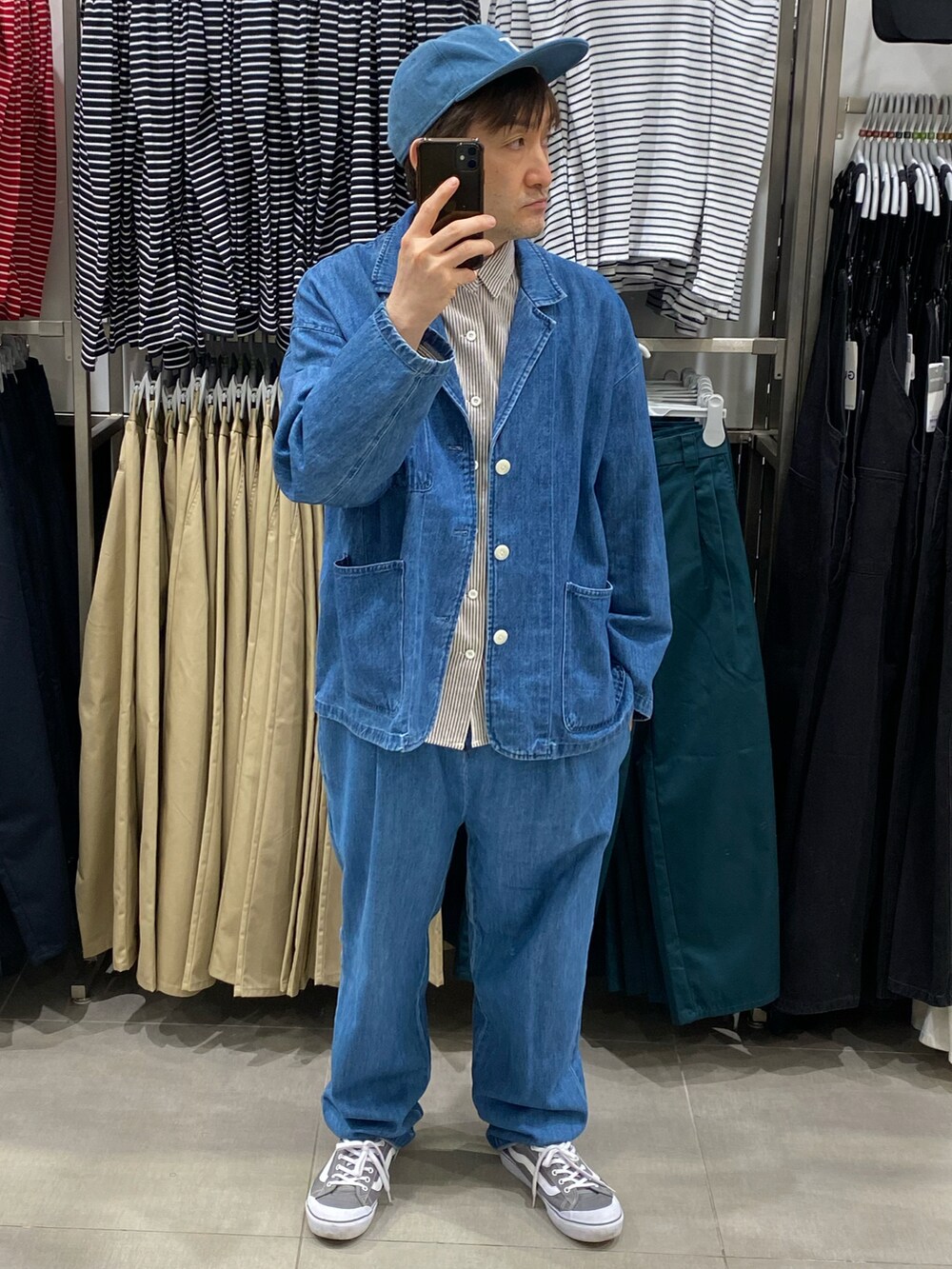 ホワイト系のシャツ/ブラウス、ブルー系のテーラードジャケット、グレー系のスニーカーを着用したメンズの春コーディネートの4枚目の写真