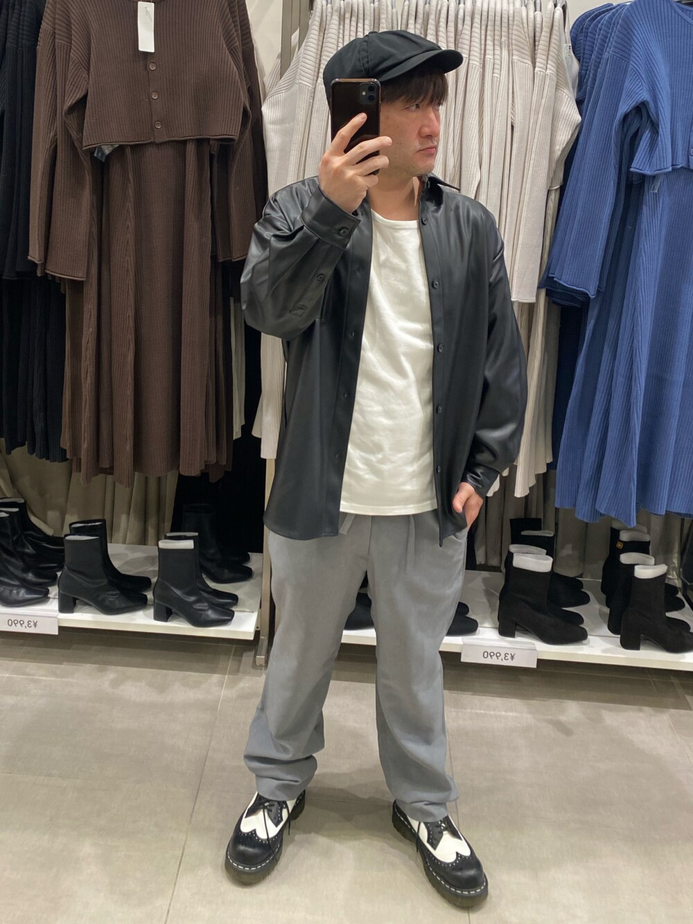 ブラック系のライダースジャケット、グレー系のスラックス、ブラック系のドレスシューズを着用したメンズの秋コーディネートの2枚目の写真