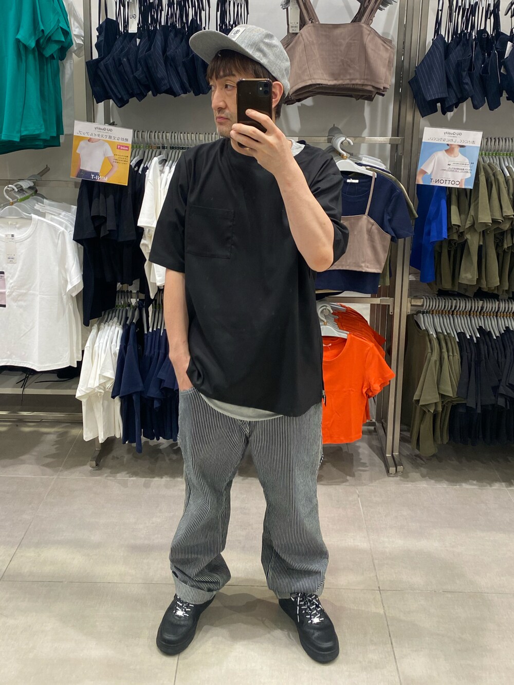 ブラック系のTシャツ/カットソー、その他のその他パンツ、ブラック系のスニーカーを着用したメンズの夏コーディネートの2枚目の写真