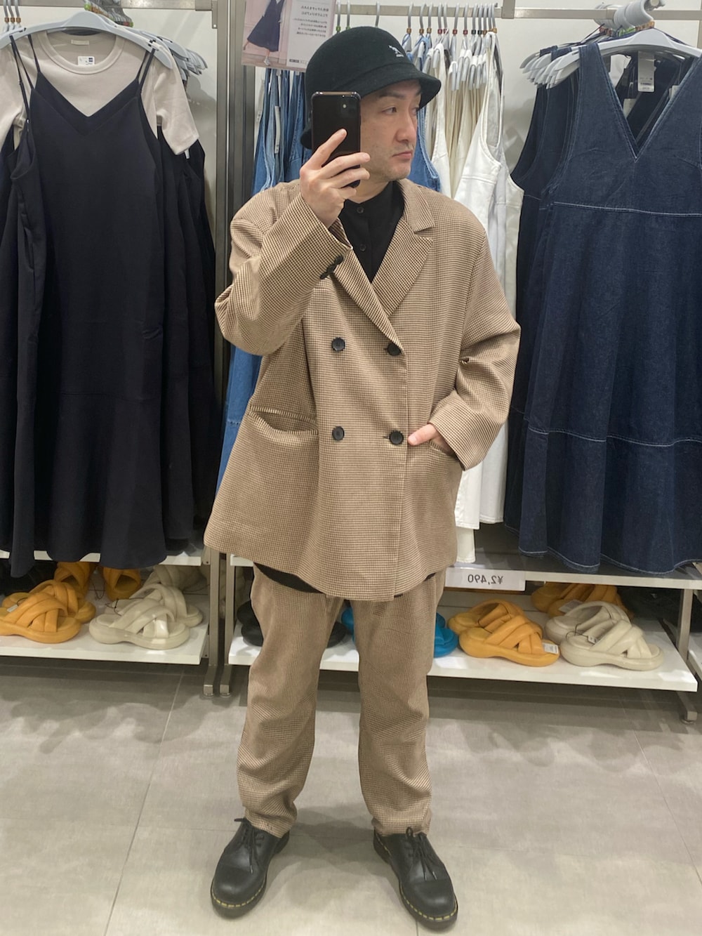 ブラウン系のセットアップ、その他のスラックス、ブラック系のドレスシューズを着用したメンズの春コーディネートの2枚目の写真