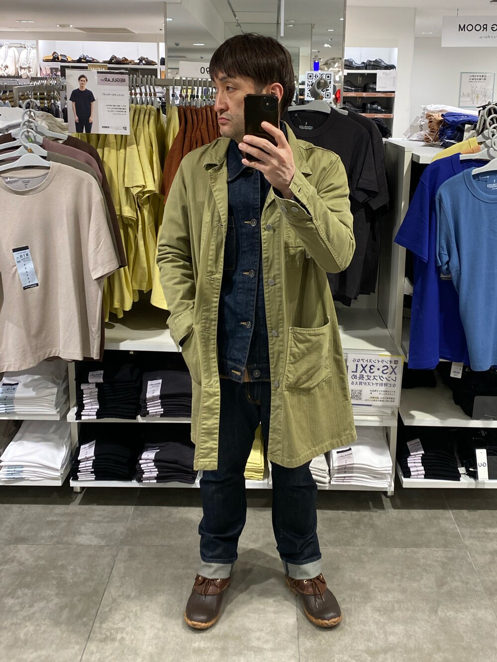 グリーン系のその他アウター、ブルー系のデニムジャケット、ブルー系のデニムパンツを着用したメンズの春コーディネートの4枚目の写真