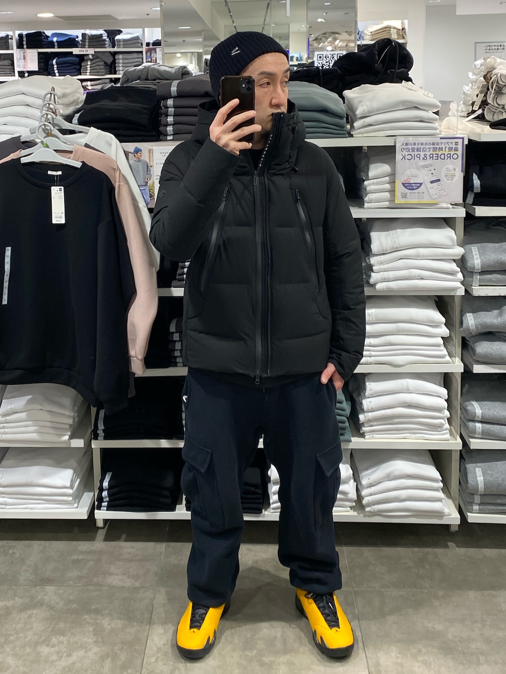 ブラック系のダウンジャケット/コート、ブラック系のスウェット、ブラック系のカーゴパンツを着用したメンズの冬コーディネートの4枚目の写真