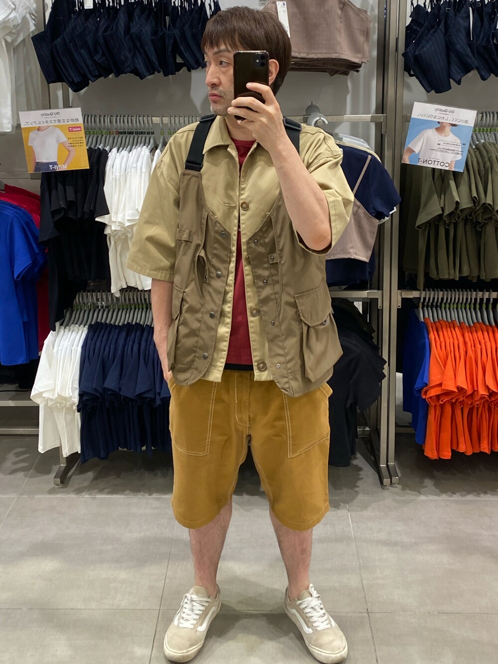 ブラウン系のベスト、ブラウン系のシャツ/ブラウス、ベージュ系のスニーカーを着用したメンズの夏コーディネートの3枚目の写真