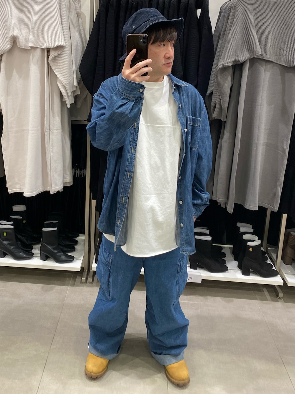 ベージュ系のブーツ、ブルー系のシャツ/ブラウス、ホワイト系のTシャツ/カットソーを着用したメンズの秋コーディネートの3枚目の写真