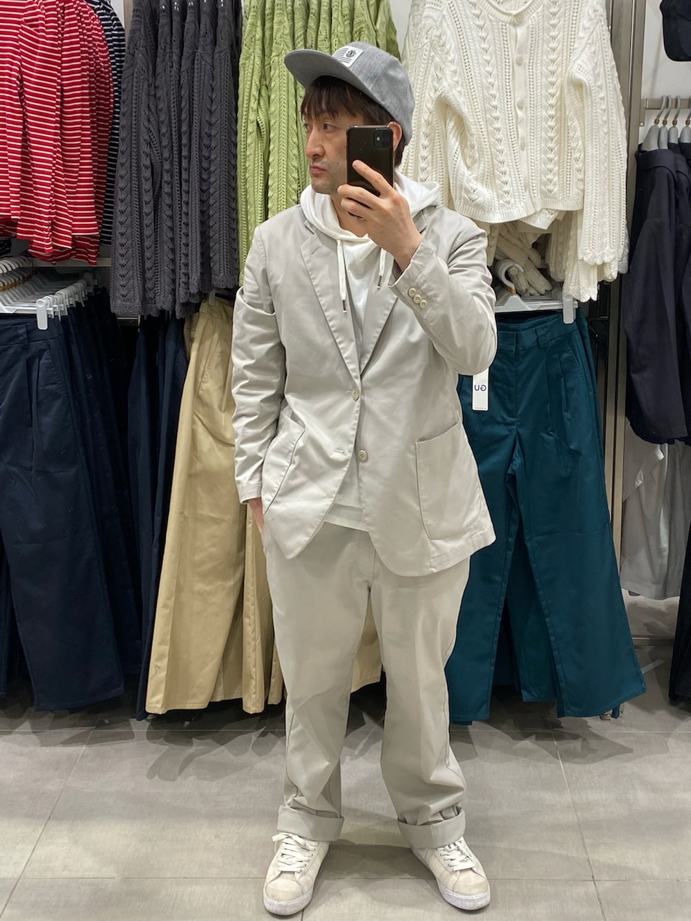 グレー系のセットアップ、グレー系のパンツ、ホワイト系のスニーカーを着用したメンズの春コーディネートの3枚目の写真