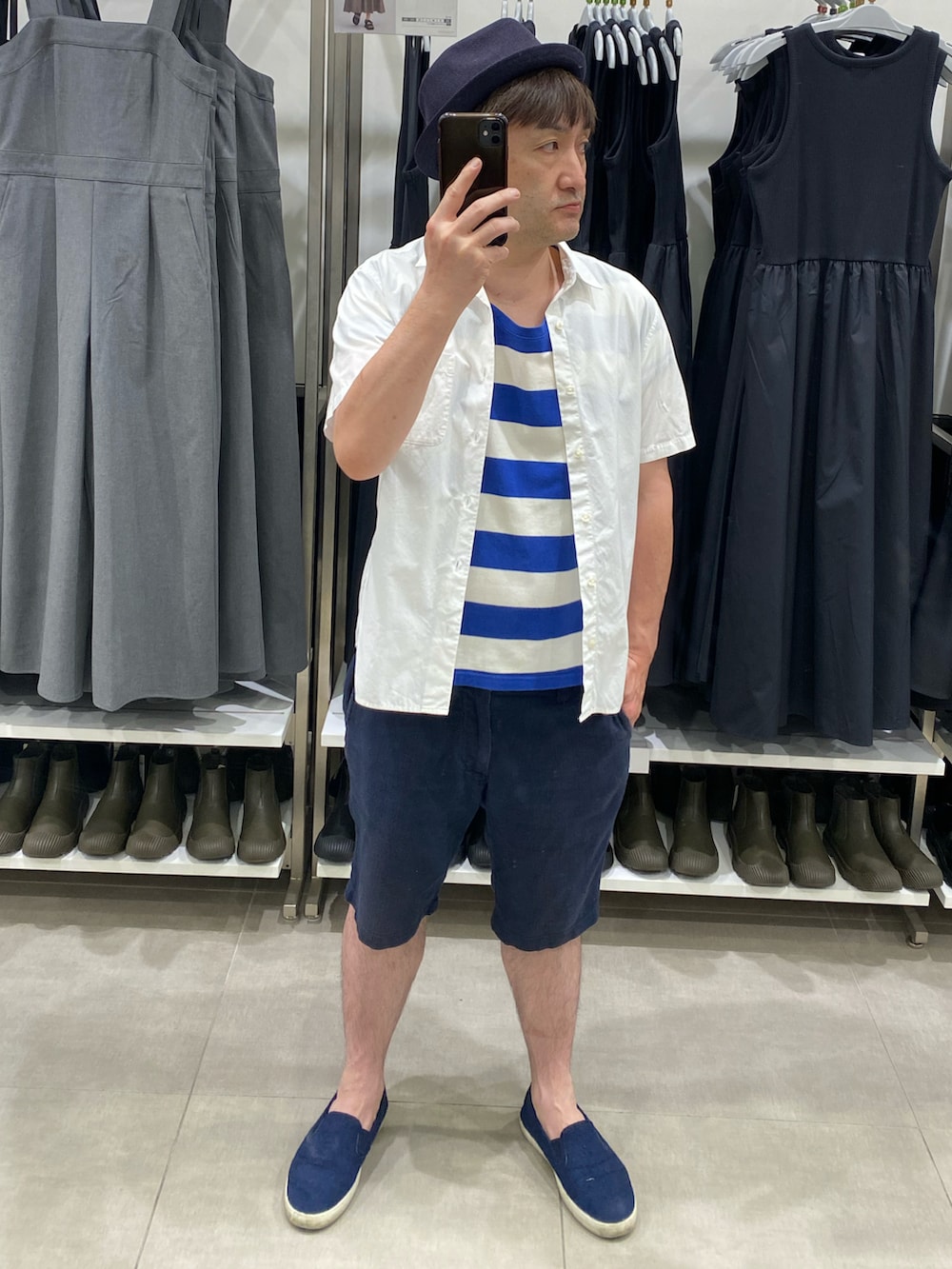 ブルー系のTシャツ/カットソー、ブルー系のその他パンツ、ブルー系のスリッポンを着用したメンズの夏コーディネートの2枚目の写真