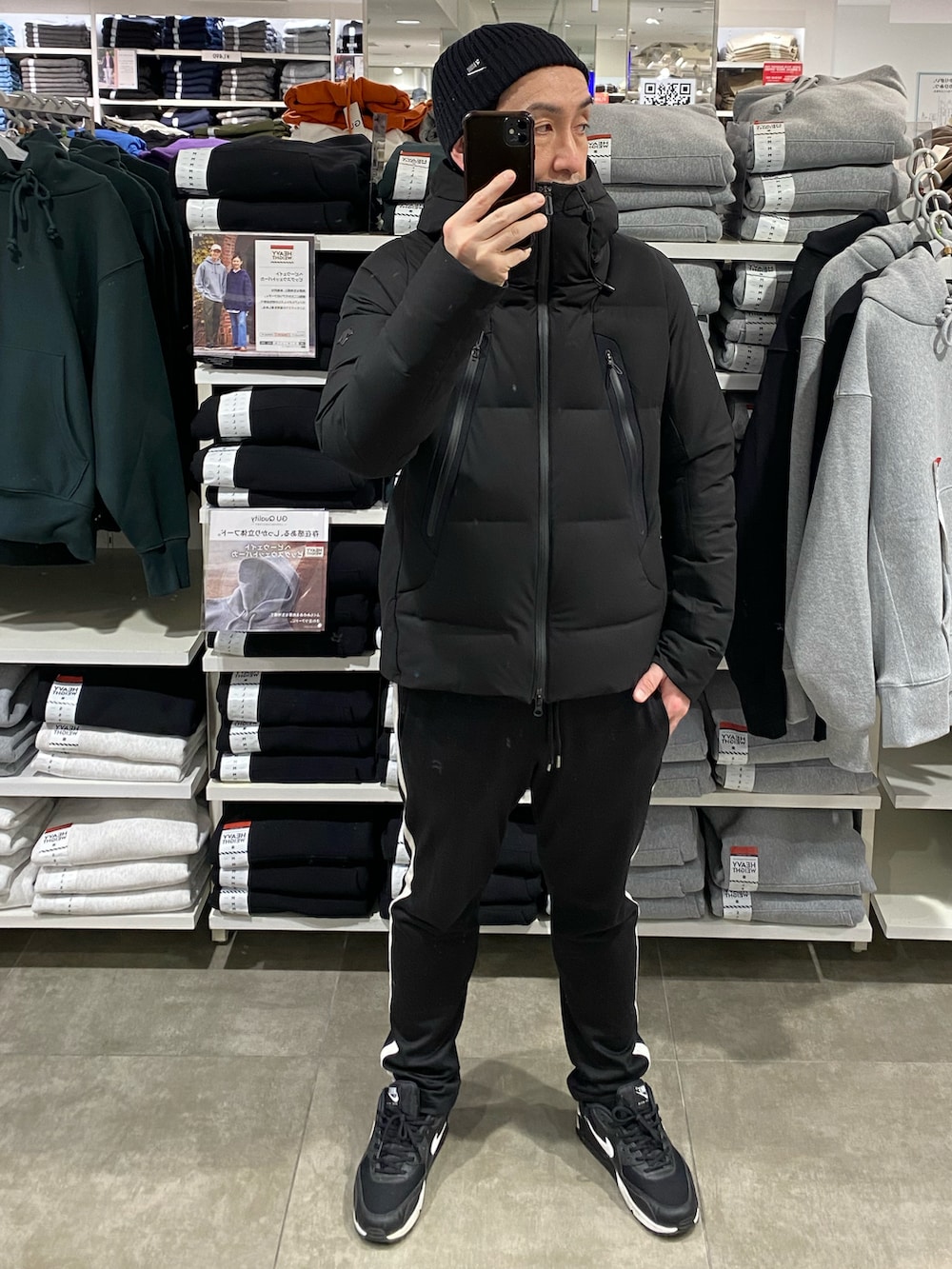 ブラック系のダウンジャケット/コート、ブラック系のスウェット、ブラック系のその他パンツを着用したメンズの冬コーディネートの3枚目の写真