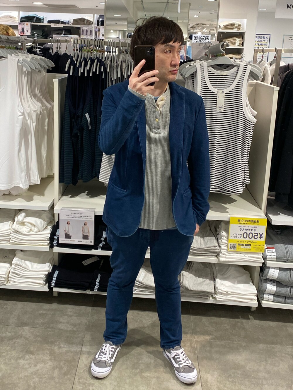 グレー系のスニーカー、ブルー系のスウェットパンツ、ブルー系のテーラードジャケットを着用したメンズの春コーディネートの4枚目の写真