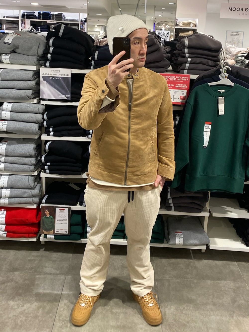 ベージュ系のライダースジャケット、ホワイト系のその他パンツ、ブラウン系のスニーカーを着用したメンズの春コーディネートの4枚目の写真