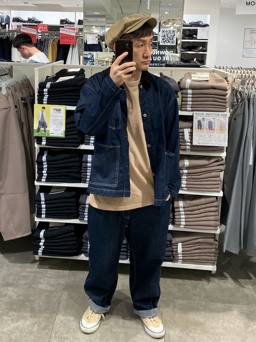 ベージュ系のTシャツ/カットソー、ブルー系のカバーオール、ブルー系のデニムパンツを着用したメンズの春コーディネートの4枚目の写真