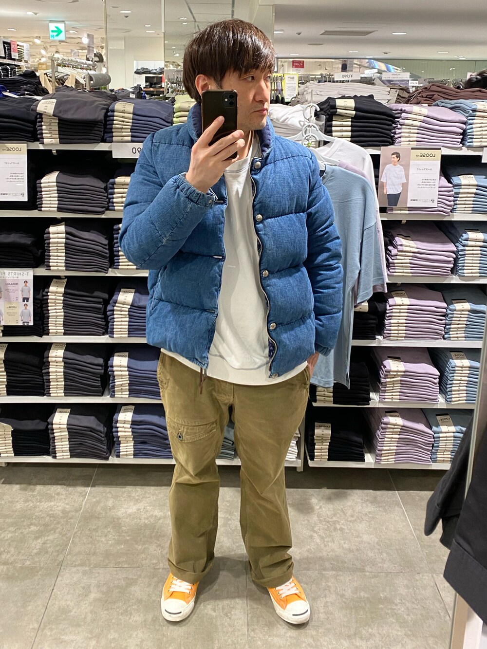 グリーン系のカーゴパンツ、ホワイト系のスウェット、ブルー系のダウンジャケット/コートを着用したメンズの冬コーディネートの3枚目の写真