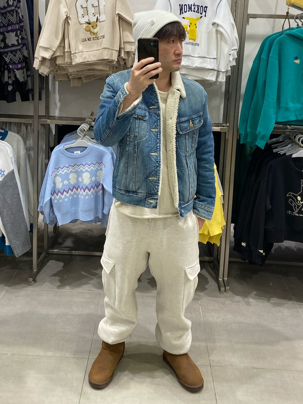 ブルー系のデニムジャケット、グレー系のカーゴパンツ、ブラウン系のブーツを着用したメンズの冬コーディネートの2枚目の写真