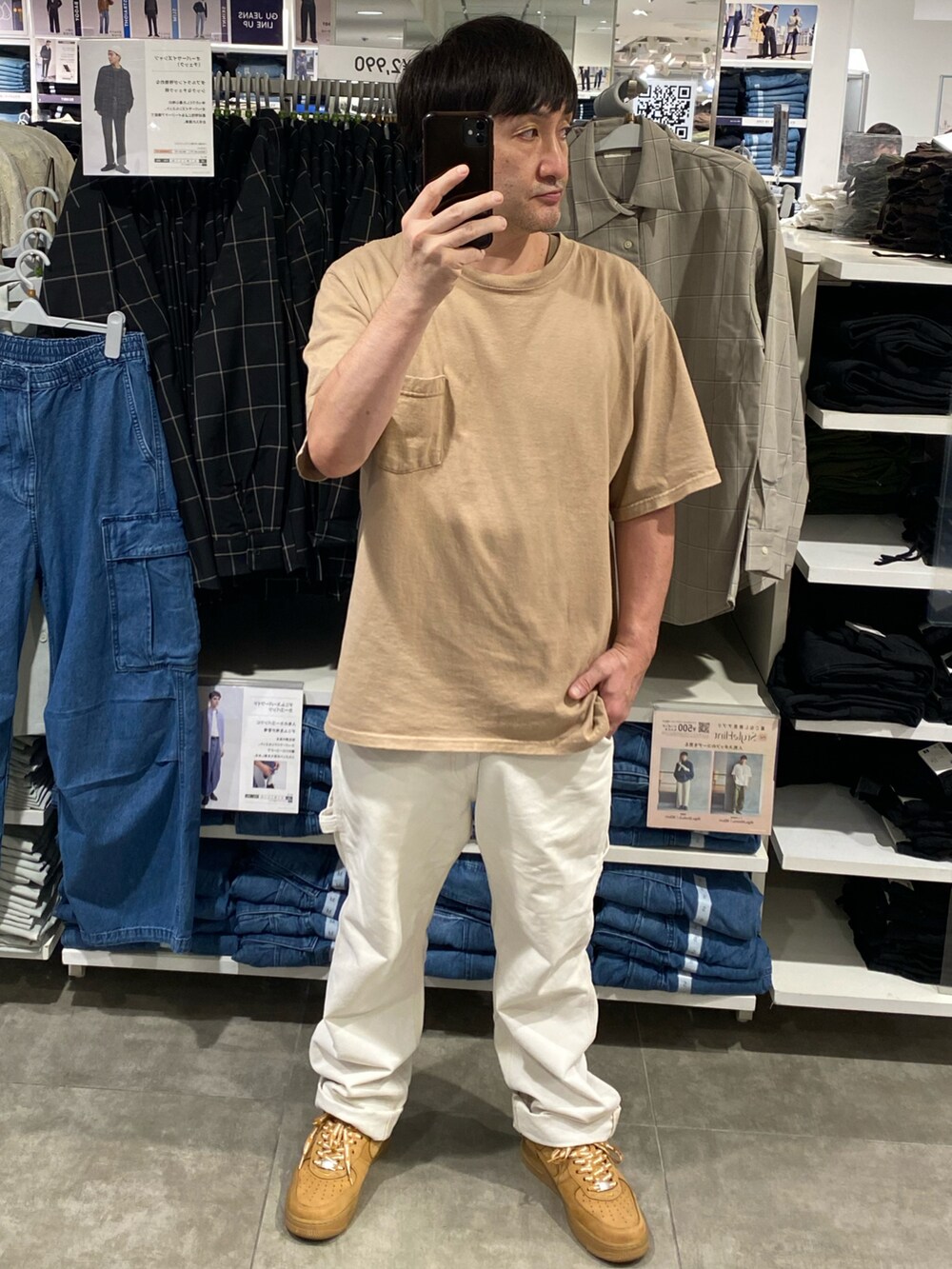 ベージュ系のTシャツ/カットソー、ホワイト系のその他パンツ、ブラウン系のスニーカーを着用したメンズの秋コーディネートの3枚目の写真