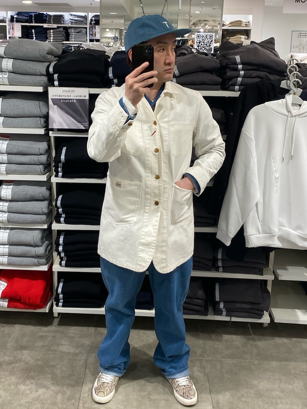 ブルー系のデニムジャケット、ブルー系のデニムパンツ、その他のスニーカーを着用したメンズの春コーディネートの4枚目の写真