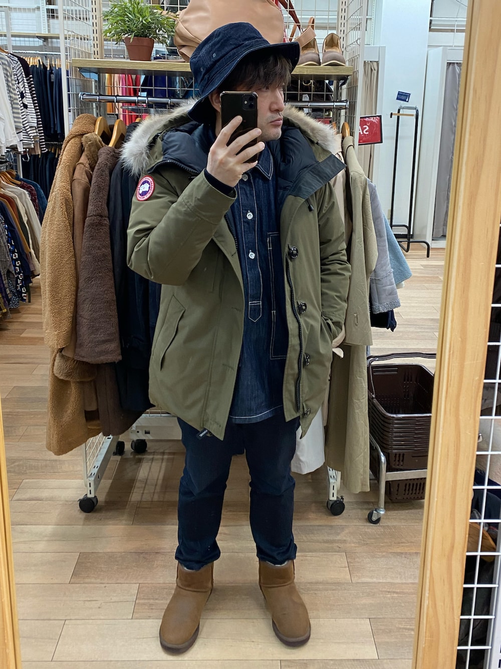 ブルー系のデニムパンツ、ブラウン系のブーツ、ブルー系のシャツ/ブラウスを着用したメンズの冬コーディネートの2枚目の写真