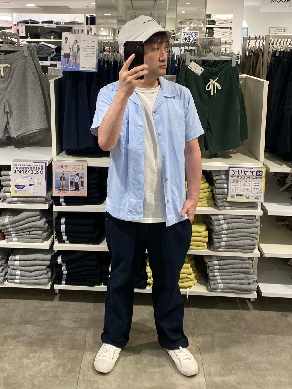 ブルー系のその他パンツ、ホワイト系のスニーカー、ホワイト系のハットを着用したメンズの夏コーディネートの2枚目の写真