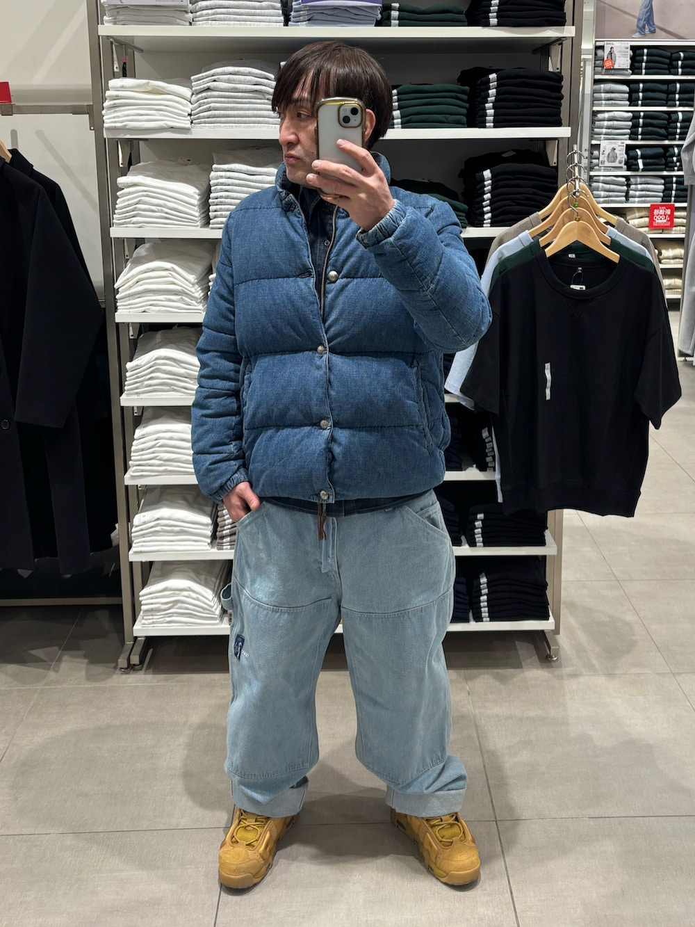 ベージュ系のスニーカー、ブルー系のその他パンツを着用したメンズの春コーディネートの3枚目の写真