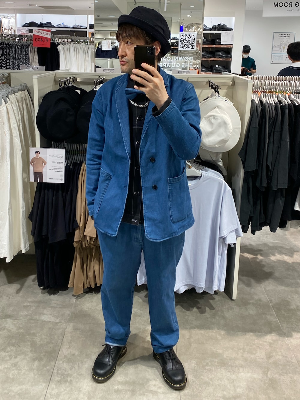 ブルー系のセットアップ、ブラック系のセットアップ、ブラック系のドレスシューズを着用したメンズの春コーディネートの5枚目の写真