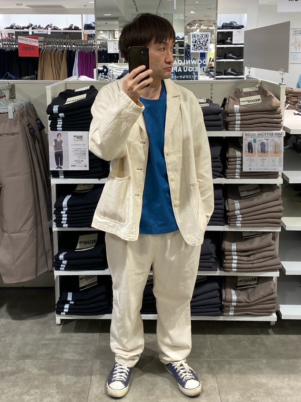 ホワイト系のスラックス、ブルー系のTシャツ/カットソー、ホワイト系のテーラードジャケットを着用したメンズの夏コーディネートの3枚目の写真