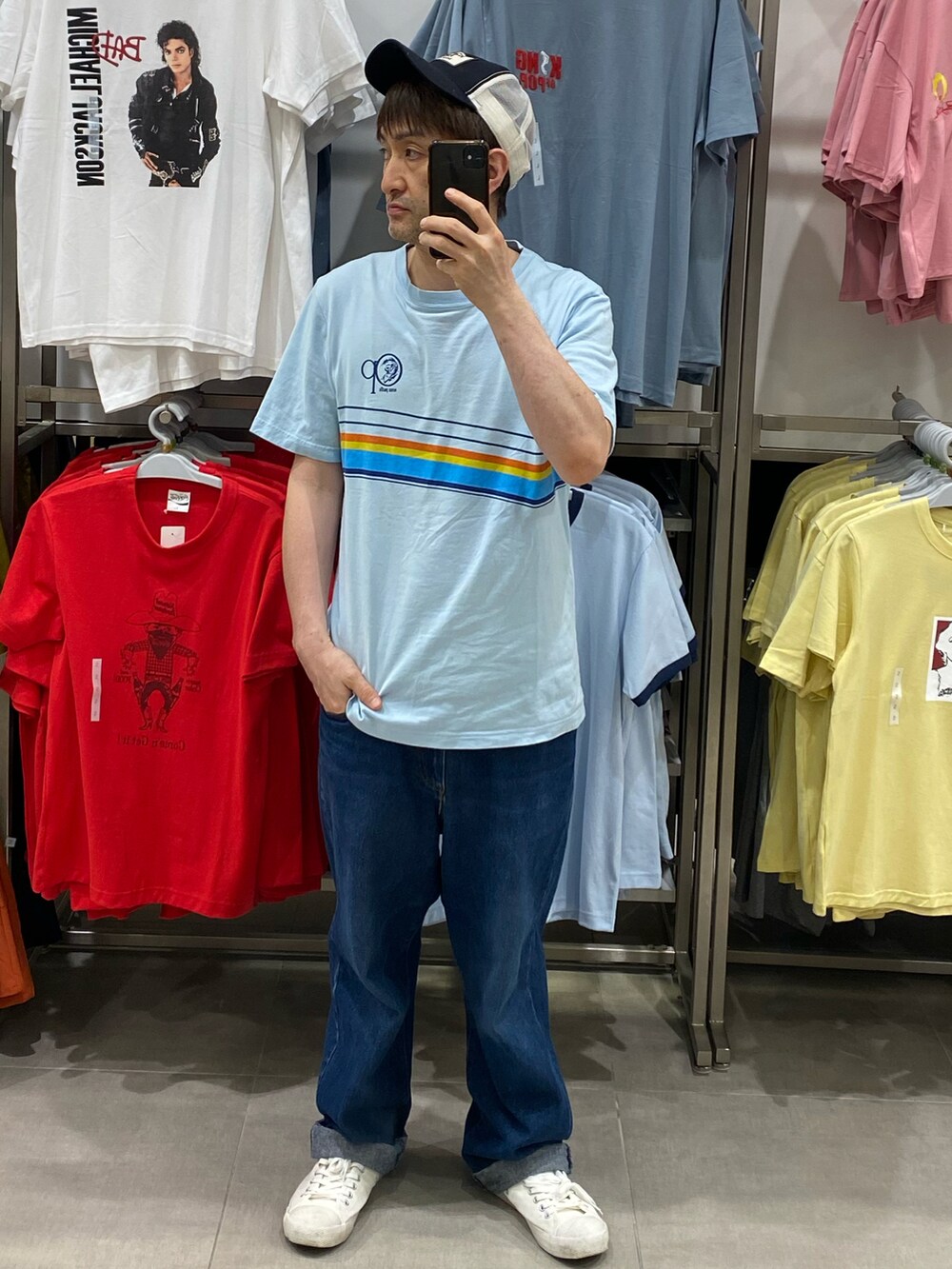 ブルー系のTシャツ/カットソー、ブルー系のデニムパンツ、ホワイト系のスニーカーを着用したメンズの夏コーディネートの2枚目の写真