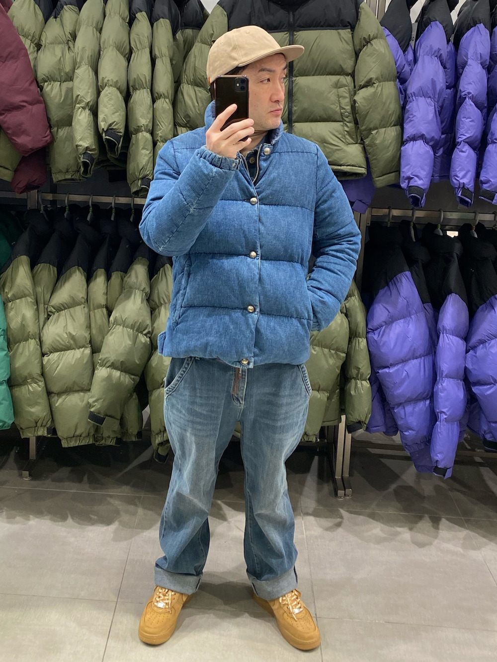 ブルー系のダウンジャケット/コート、ブルー系のつなぎ/オールインワン、ブラウン系のスニーカーを着用したメンズの冬コーディネートの4枚目の写真