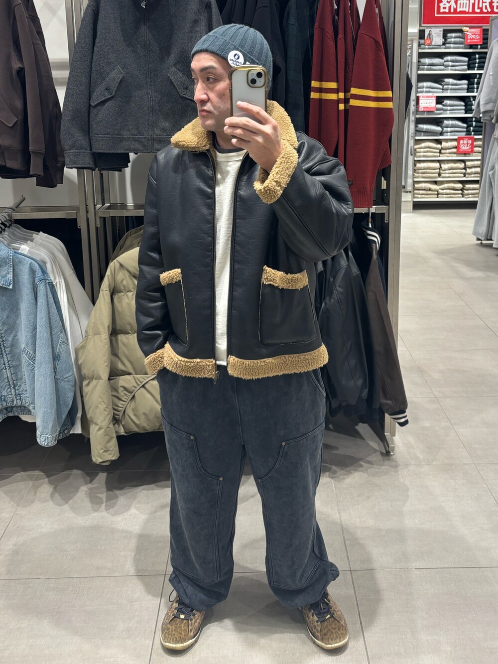 グレー系のスウェットパンツ、ブラック系のブルゾン、その他のスニーカーを着用したメンズの春コーディネートの4枚目の写真