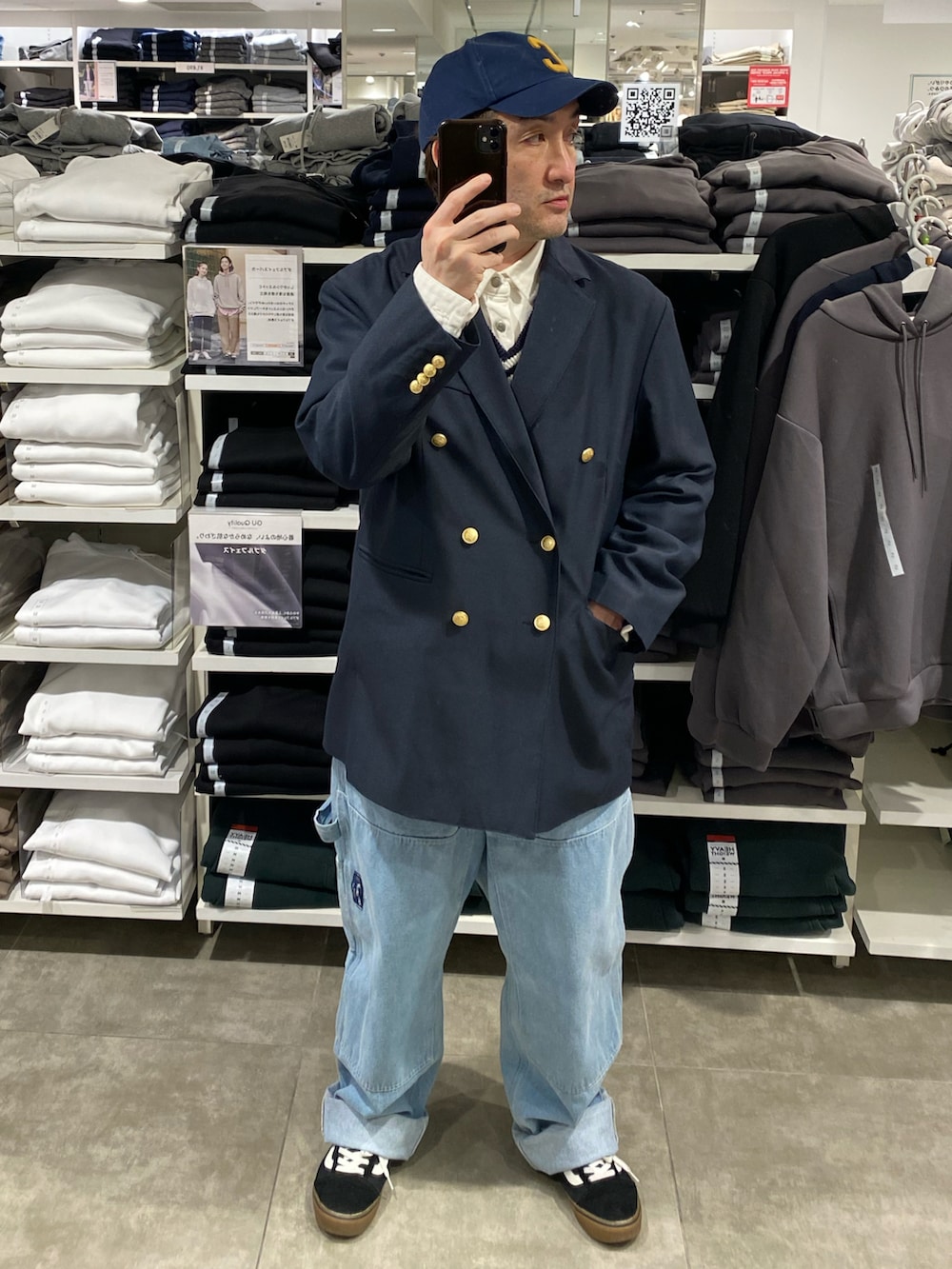 ブルー系のテーラードジャケット、ブルー系のその他パンツ、ブラック系のスニーカーを着用したメンズの春コーディネートの4枚目の写真