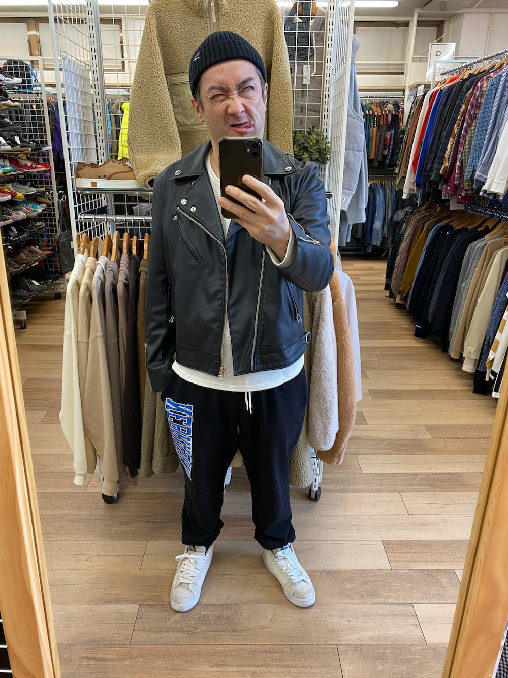 ブラック系のライダースジャケット、ホワイト系のTシャツ/カットソー、ブラック系のスウェットパンツを着用したメンズの秋コーディネートの2枚目の写真