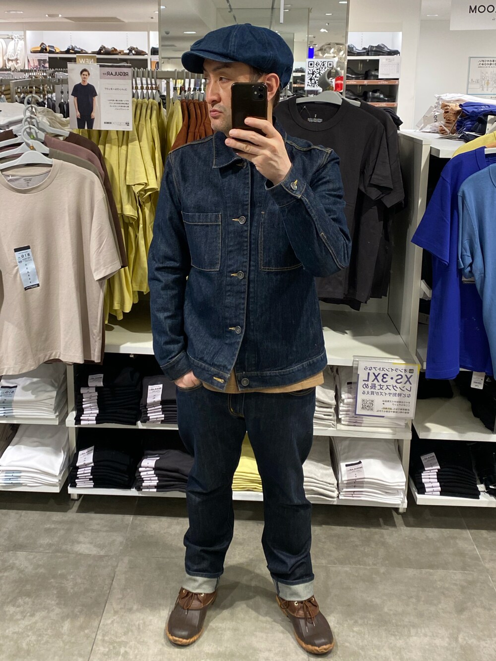 グリーン系のその他アウター、ブルー系のデニムジャケット、ブルー系のデニムパンツを着用したメンズの春コーディネートの2枚目の写真