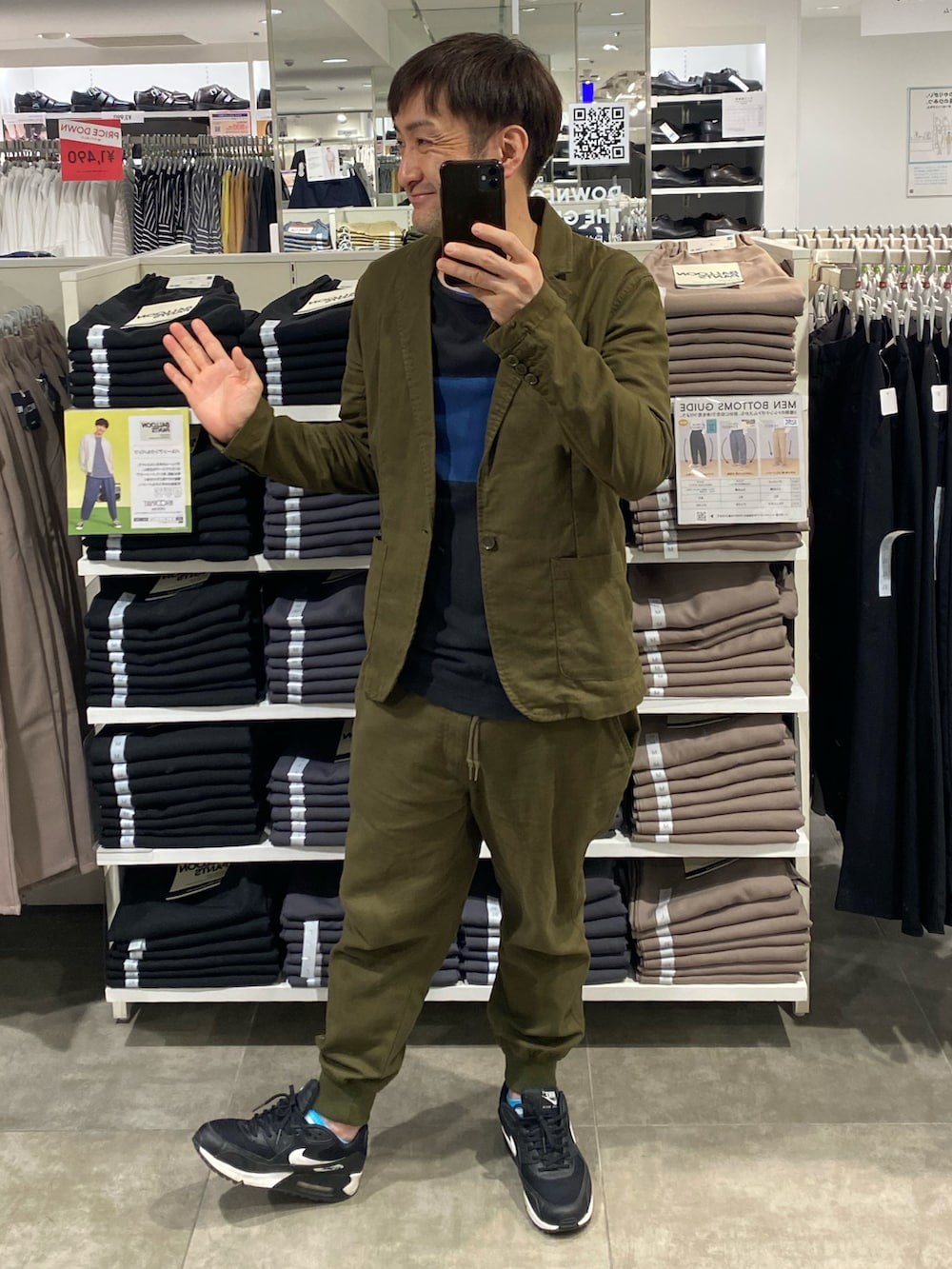 グリーン系のセットアップ、ブラック系のスニーカー、ブラック系のTシャツ/カットソーを着用したメンズの春コーディネートの4枚目の写真