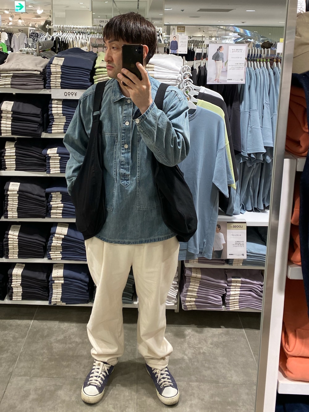 ブルー系のシャツ/ブラウス、ブルー系のカバーオール、ホワイト系のスラックスを着用したメンズの春コーディネートの5枚目の写真